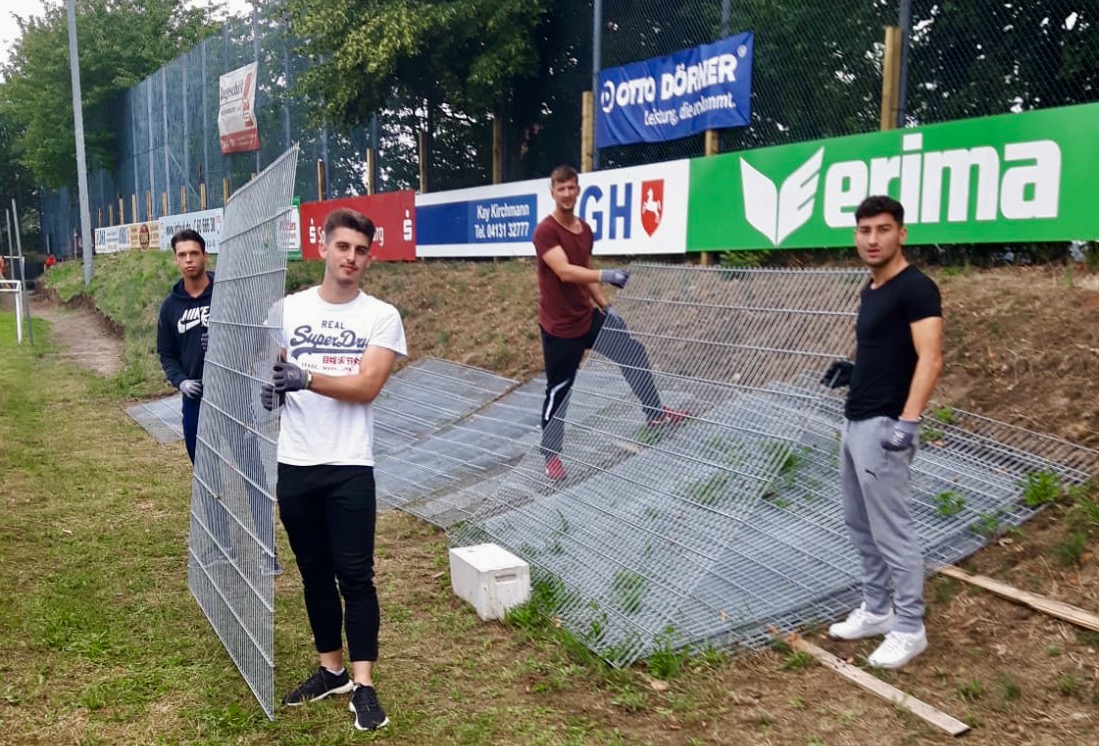 Read more about the article Das ist Teamgeist: LSK-Spieler malochen im Jahnstadion