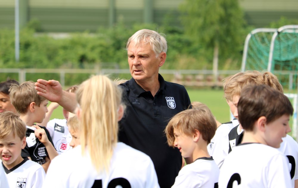 Read more about the article Zobel, Sievers, Olaidotter: Ehemalige Bundesliga-Stars trainieren die LSK-Jugend