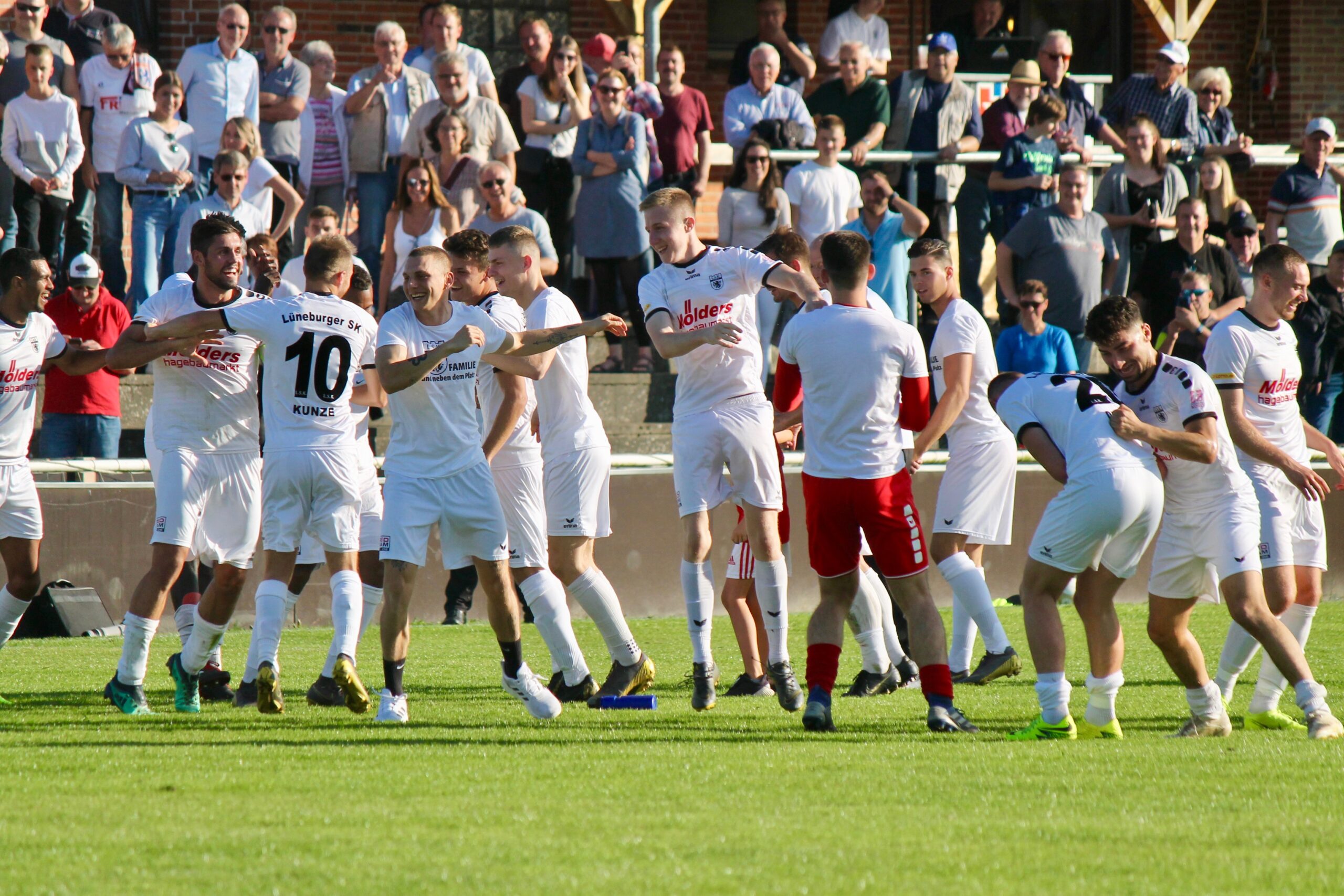 Read more about the article Freudentänze im Jahnstadion! LSK gewinnt auch Verfolgerduell gegen Kiel mit 2:1