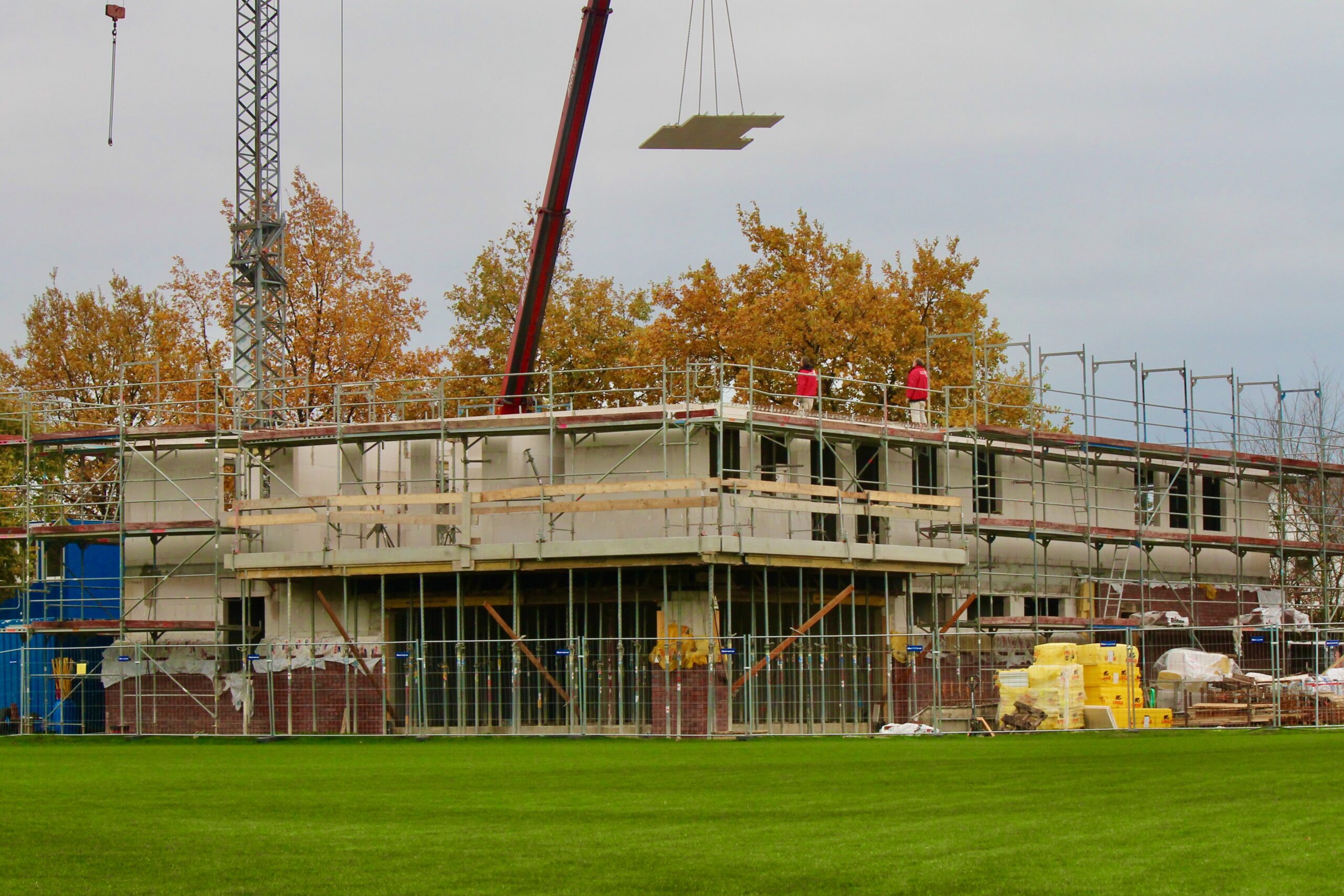 Read more about the article Alles im Plan beim LSK: Das neue Gebäude in der Goseburg wächst