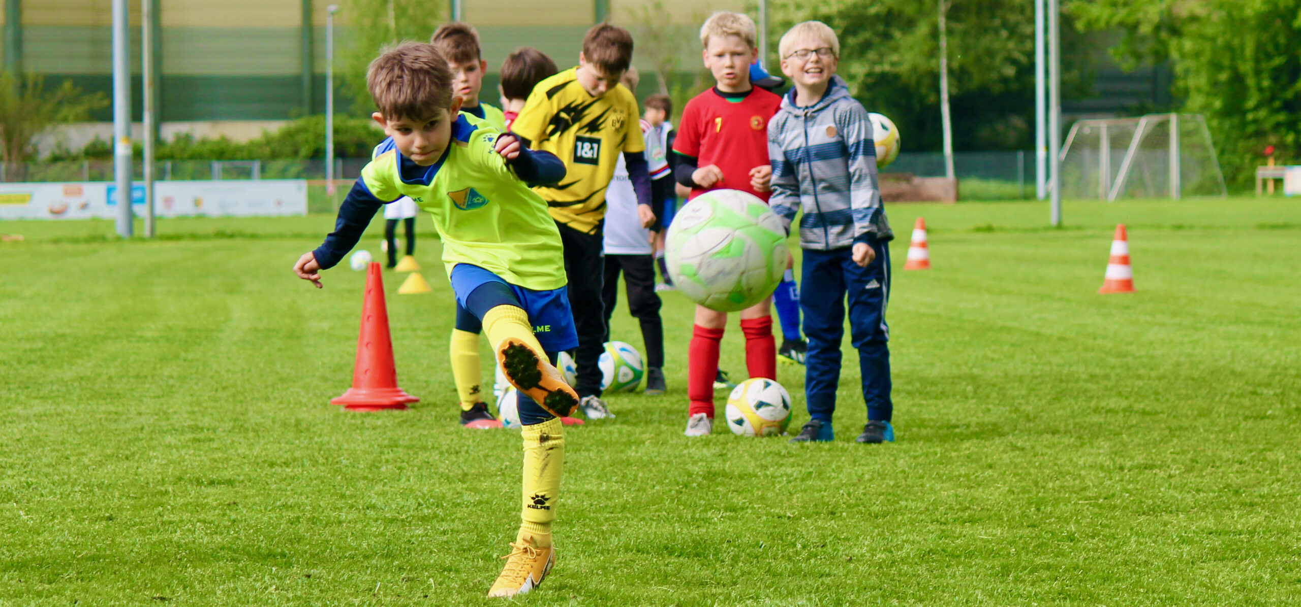Read more about the article Ferien-Fußballschule beim LSK war wieder super! Hier kommen viele schöne Bilder