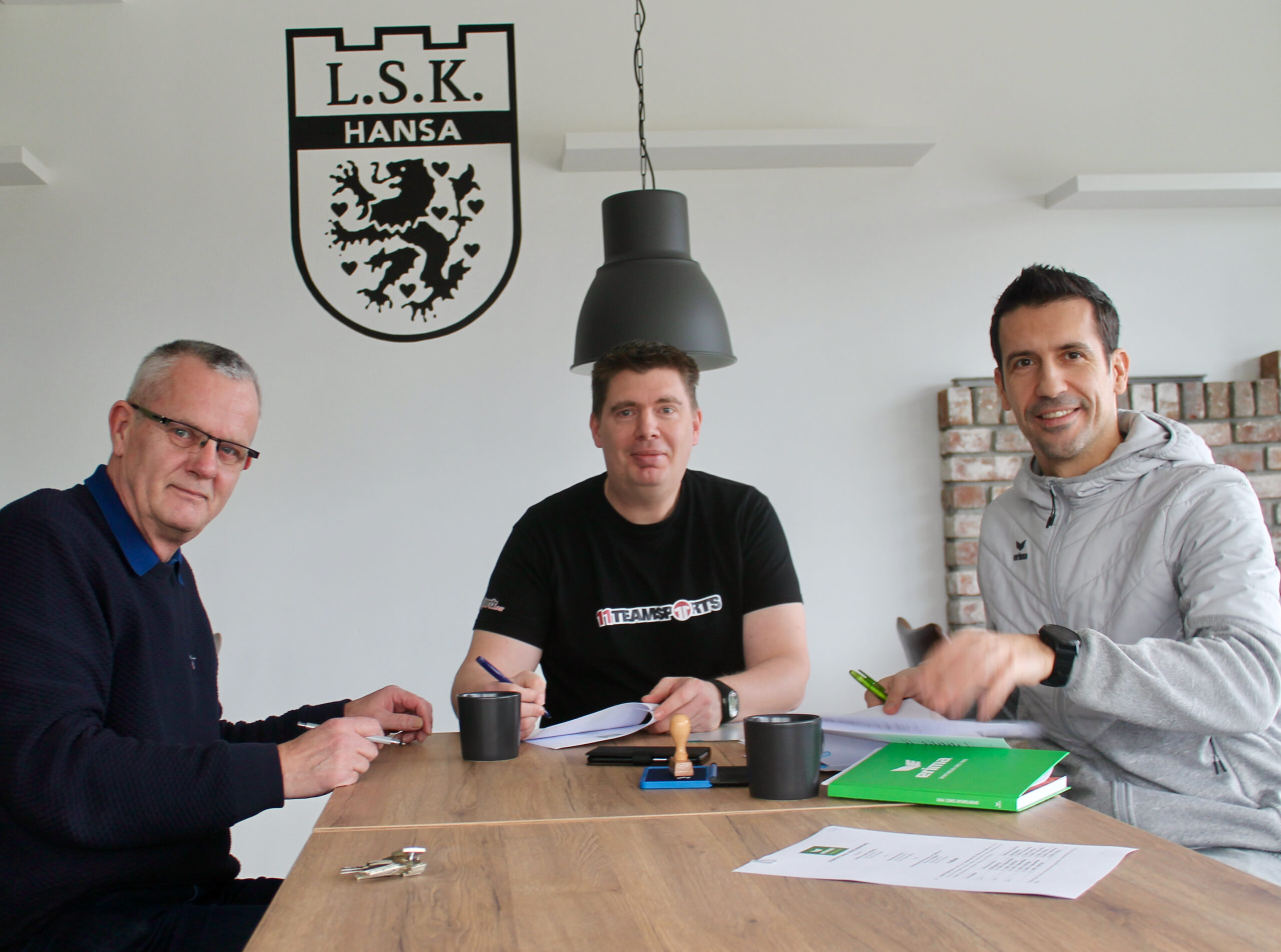 Read more about the article Perfekte Partner: LSK verlängert Verträge mit erima und Sportsline