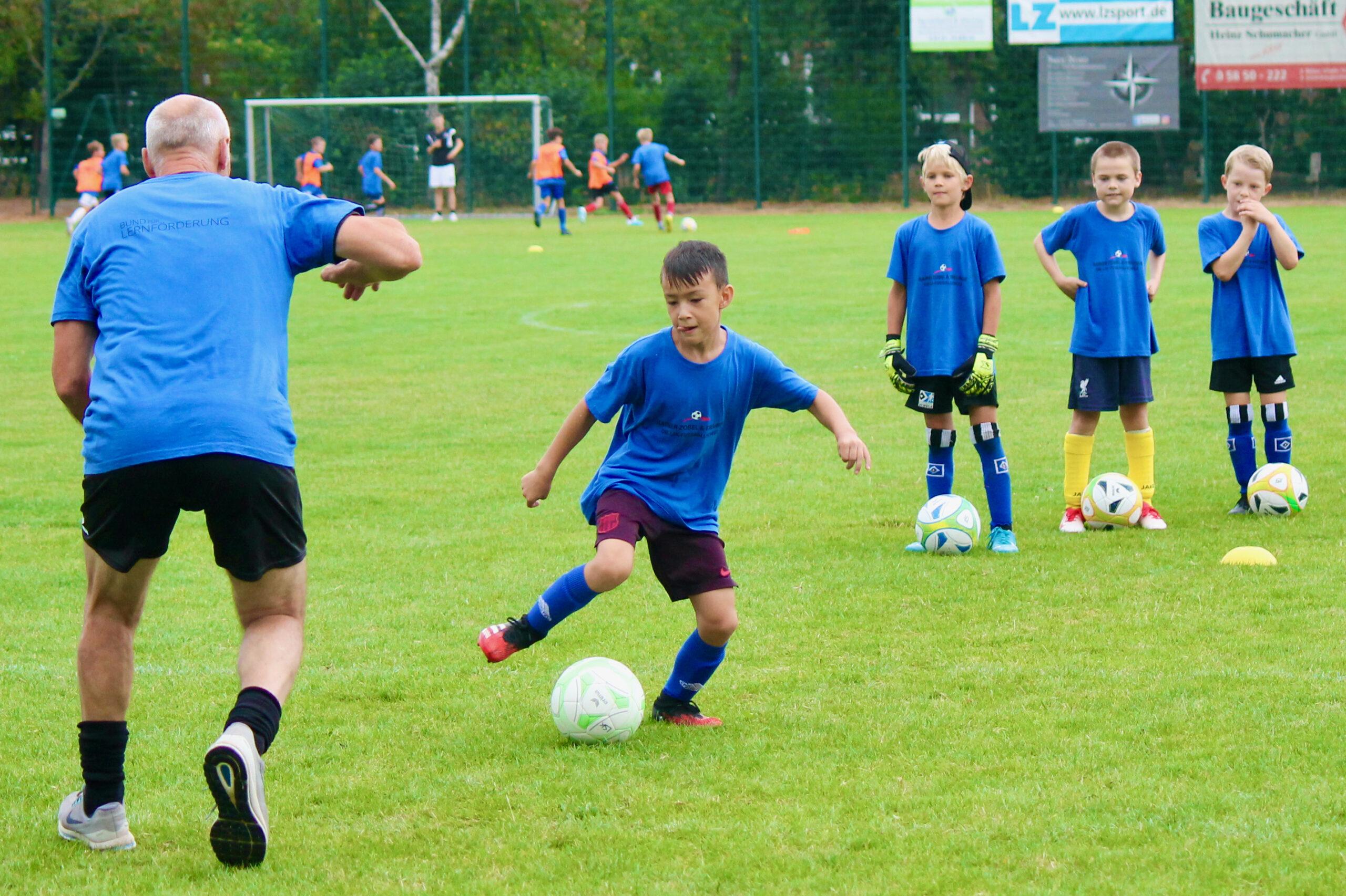 Read more about the article Neu in der LSK-Fußballschule: Mal zusammen mit Papa trainieren